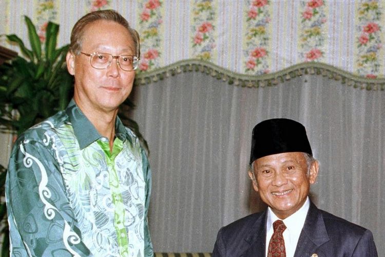 Presiden ke-3 Republik Indonesia BJ Habibie ketika bertemu dengan Perdana Menteri ke-2 Singapura Goh Chok Tong pada bulan November 1998