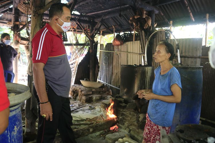 Wakil Bupati Klungkung, I Made Kasta meninjau proses produksi petani arak tradisional Ni Nengah Puspawati (32) di Desa Besan Kanginan, Kecamatan Dawan, Kabupaten Klungkung, Jumat (20/11)