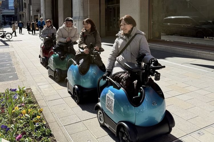 Tur dengan Mobil Listrik Mungil di Tokyo Jepang, Tertarik Mencoba?
