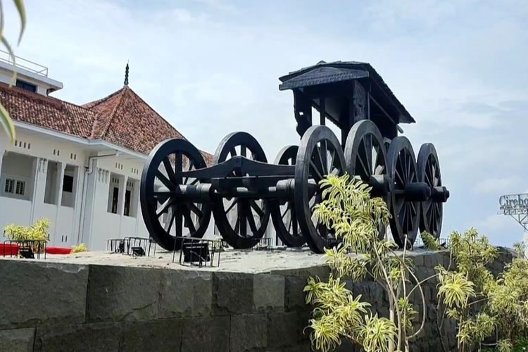 Taman Pedati Gede Cirebon salah satu ikon pariwisata baru Kota Cirebon, yang diresmikan pada Senin (12/12/2022). Taman Pedati Gede terletak di Kawasan Kota Tua, di depan Gedung BAT, dan sisi selatan Pelabuhan Cirebon.
