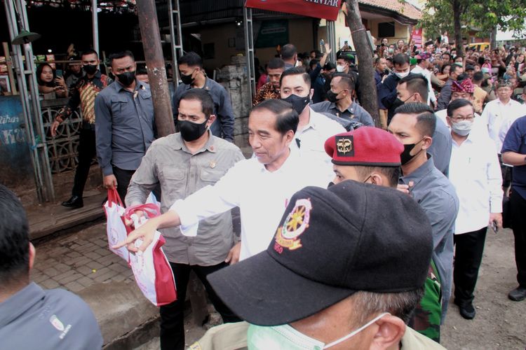 Presiden Jokowi saat berkunjung ke Pasar Anyar Kabupaten Buleleng, Provinsi Bali, Kamis (2/2/2023) siang.