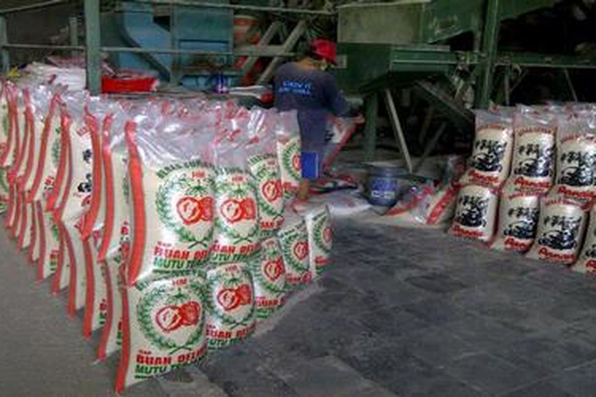 Permintaan beras pekan pertama Januari 2012 masih tinggi dimanfaatkan Amin, pemilik penggilingan padi di Brangsong, Kabupaten Kendal, Jawa Tengah, Kamis (5/1/2012) mengemas beras premiun untuk dipasarkan di Semarang dan sekitarnya. 