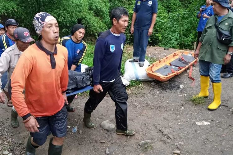 Salah satu penumpang bus Sriwijaya yang berhasil dievakuasi tim SAR gabungan di Sungai Lematang, kota Pagaralam, Sumatera Selatan, Rabu (25/12/2019). Dalam evakuasi hari kedua ini, sebanyak tujuh korban sudah berhasil ditemukan.
