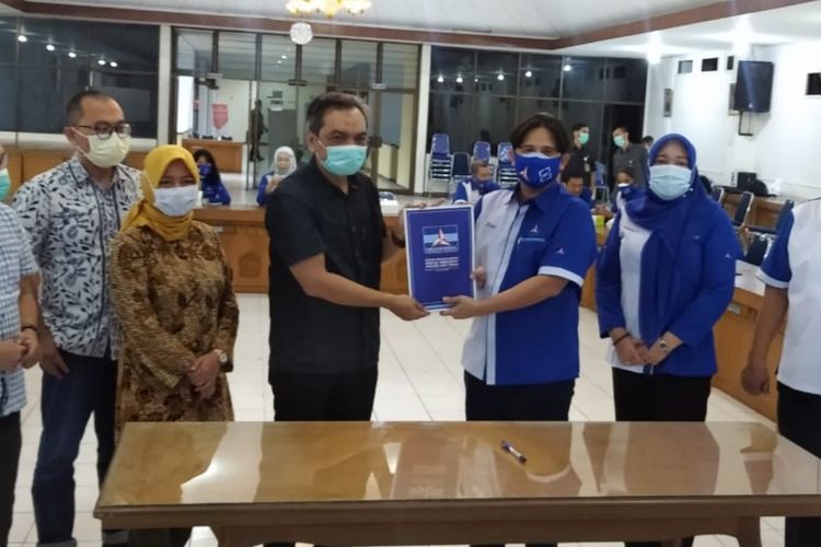 Dewan Pimpinan Daerah Partai Demokrat Jawa Tengah menyerahkan sejumlah berkas legalitas partai ke kantor Komisi Pemilihan Umum (KPU) Jawa Tengah, Selasa (15/3/2021).