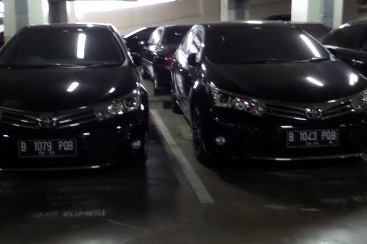 Pelat mobil Toyota Corolla Altis untuk menunjang transportasi anggota Dewan berganti warna menjadi hitam. 
