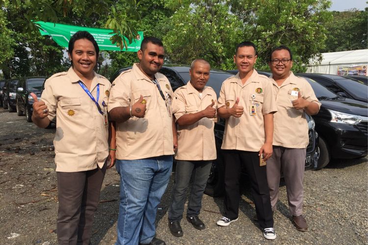 Sejumlah pengemudi taksi online dari Grab yang telah bergabung dengan Induk Koperasi Kepolisian (Inkoppol) saat peresmian operasional transportasi online di Bandara Soekarno-Hatta, Senin (23/10/2017). Melalui peresmian ini, pengemudi bisa bekerja secara resmi dan legal mengangkut penumpang di area bandara. 