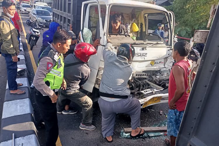 Truk dump yang ringsek hingga mengakibatkan sopirnya terjepit dalam kecelakaan lalu lintas di Salam, Magelang, Rabu (17/4/2024).