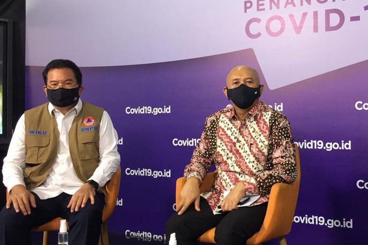 Koordinator Tim Pakar Satgas Penanganan Covid-19 Wiku Adisasmito bersama Menteri Koperasi dan Usaha Kecil Menengah (UKM) Teten Masduki dalam talkshow dialog Covid-19 bertajuk Penerapan Protokol Kesehatan di UMKM di Media Center Satgas Penanganan Covid-19, Graha Badan Nasional Penanggulangan Bencana (BNPB), Jakarta, Senin (26/10/2020).