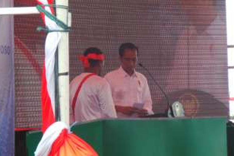Presiden Joko Widodo memberikan amplop kepada warga Pulau Miangas yang berhasil menjawab pertanyaannya, Rabu (19/10/2016).