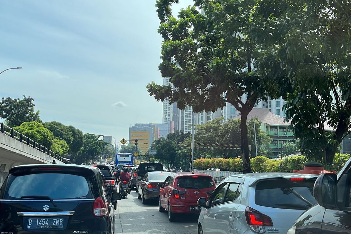 Kemacetan panjang terjadi di Jalan Arteri Pondok Indah hingga Jalan Teuku Nyak Arief, Jakarta Selatan, Jumat (14/4/2023).