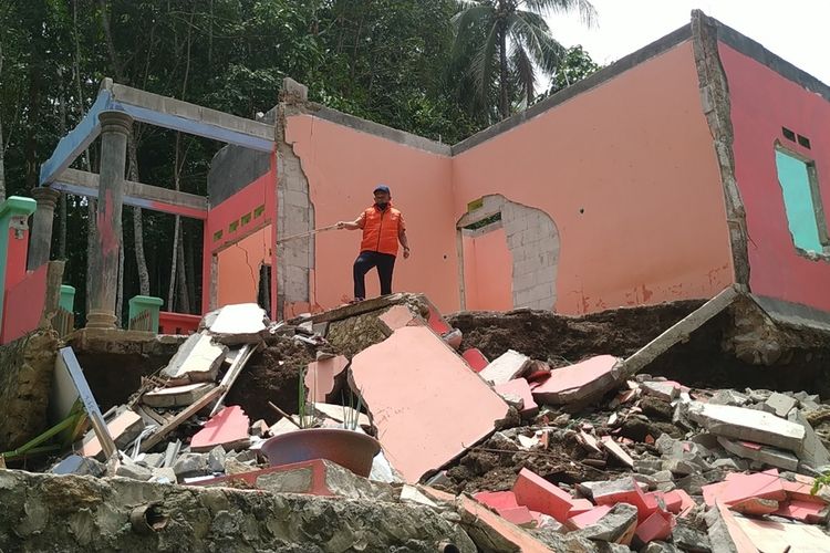 Salah satu rumah rusak berat yang sudah dibongkar pemiliknya di lokasi tanah bergerak Dusun Cihurang, Desa Limusnunggal, Kecamatan Bantargadung, Sukabumi, Jawa Barat, Senin (28/3/2022).