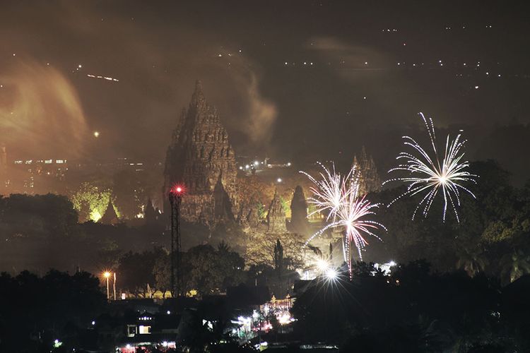 Suasana malam pergantian tahun baru di kompleks Taman Wisata Candi Prambanan tampak dari atas bukit Sambirejo, Prambanan, Sleman, DI Yogyakarta, Selasa (31/12/2019). Ribuan warga memadati kawasan Taman Wisata Candi Prambanan untuk merayakan malam pergantian tahun baru 2020.