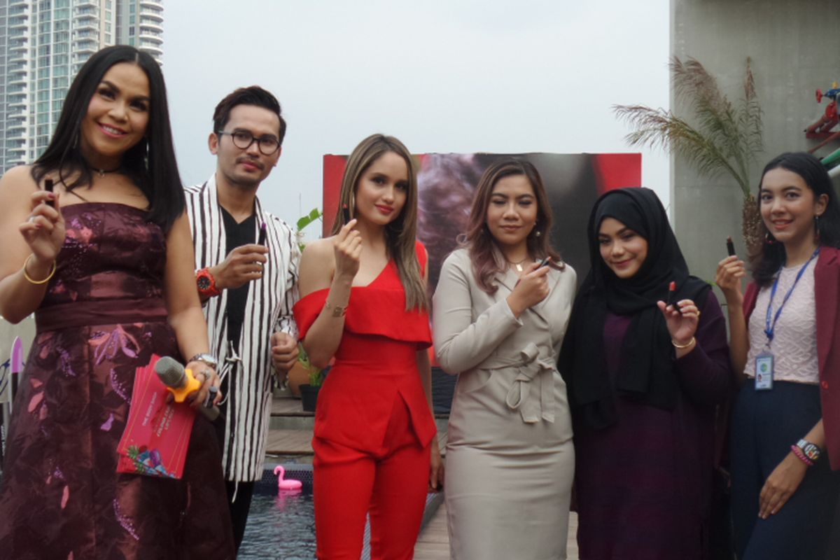 Makeup Communication Manager The Body Shop Indonesia Iman pulungan dan Aktris dan penyanyi Cinta Laura pada peluncuran The Body Shop New Color Crush Lipstick di Hotel Monopoli, Kemang, Jakarta, Rabu (3/10/2018).