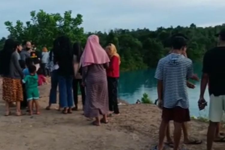 Warga setempat saat memadati lokasi tenggelam Febi Abdi Witanto (25) di lubang bekas tambang batu bara di Kelurahan Makroman, Kecamatan Sambutan, Kota Samarinda, Kalimantan Timur (Kaltim), Minggu (31/10/2021) sore.