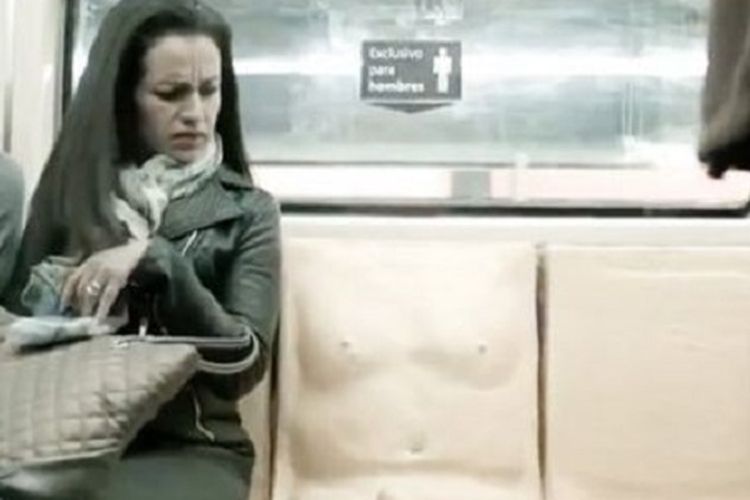 Tempat duduk penis muncul dalam video viral yang menampilkan komuter di metro Mexico City.
