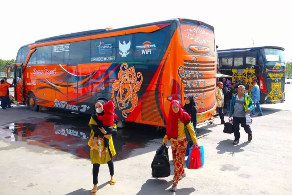 Warga yang mudik menggunakan bus di Terminal Tipe A Gambut Barakat, Kabupaten Banjar, Kalsel, Kamis (20/4/2023). 