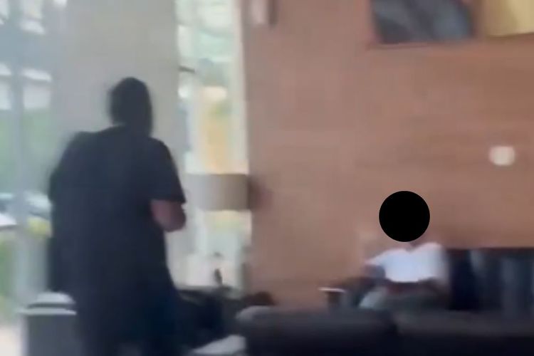Polisi Tangkap Pria Berbaju Putih yang Diduga Bantu Kiai Cabul Pati Kabur