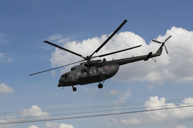 Helikopter militer Rusia Mi-8 saat terbang dari markas Kementerian Pertahanan di Moskwa, 1 Agustus 2016.