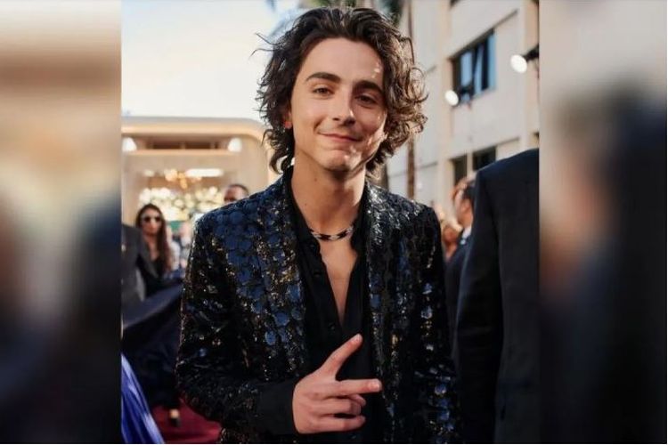 Gaya Serba Hitam Timothee Chalamet di Golden Globes 2024