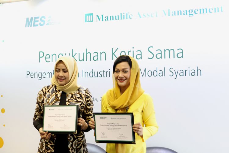 Justitia Tripurwasani - Director & Chief of Legal, Risk and Compliance Officer PT Manulife Aset Manajemen Indonesia (MAMI) (kiri) bersama Friderica Widyasari Dewi - Ketua II Pengurus Pusat Masyarakat Ekonomi Syariah (MES) (kanan) saat penandatanganan kerja sama MAMI dan MES yang berlangsung di Jakarta, Jumat (20/4). MAMI dan MES bekerja sama untuk mengembangkan industri pasar modal syariah di Indonesia. Kerja sama ini diharapkan dapat mendorong tingkat penggunaan produk-produk pasar modal syariah dan dapat menghindarkan masyarakat dari investasi bodong.