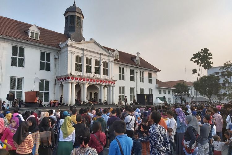 Antusiasme masyarakat di Pagelaran Nilai Tradisi Sejarah Fatahillah yang diadakan di Kawasan Kota Tua Jakarta.