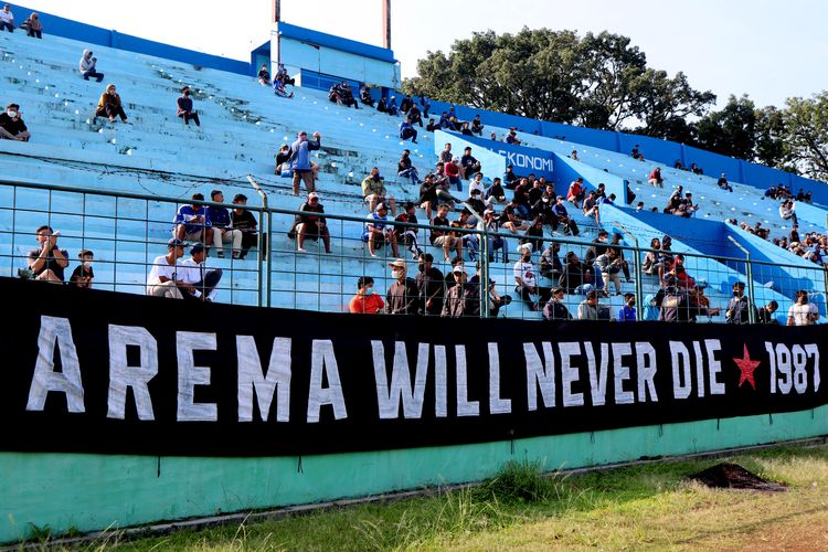 Untuk pertama kalinya seusai pandemi Aremania hadir dilatihan tim guna persiapan Liga 1 2022 di Stadion Gajayana Kota Malang, Rabu (11/5/2022) pagi.