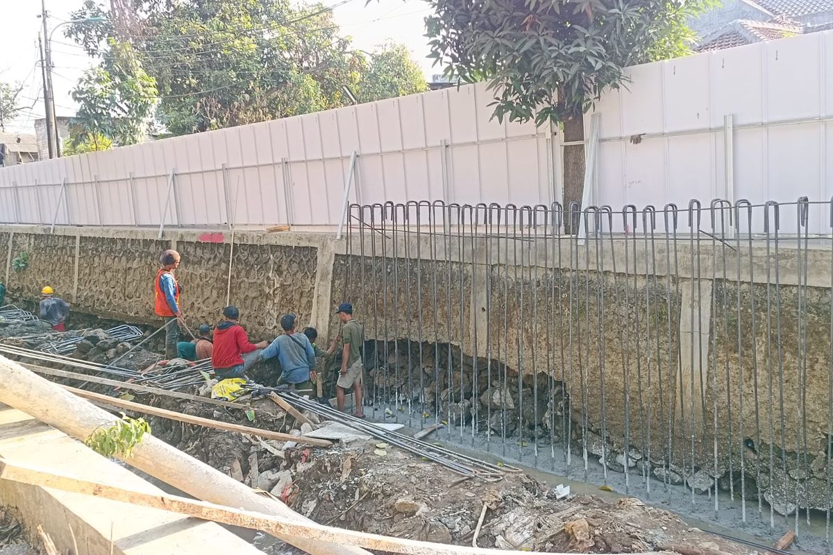 Perbaikan turap Kali Baru di Kelurahan Tengah, Kecamatan Kramatjati, Jakarta Timur, sudah berlangsung sejak 30 September 2023, Selasa (10/10/2023).