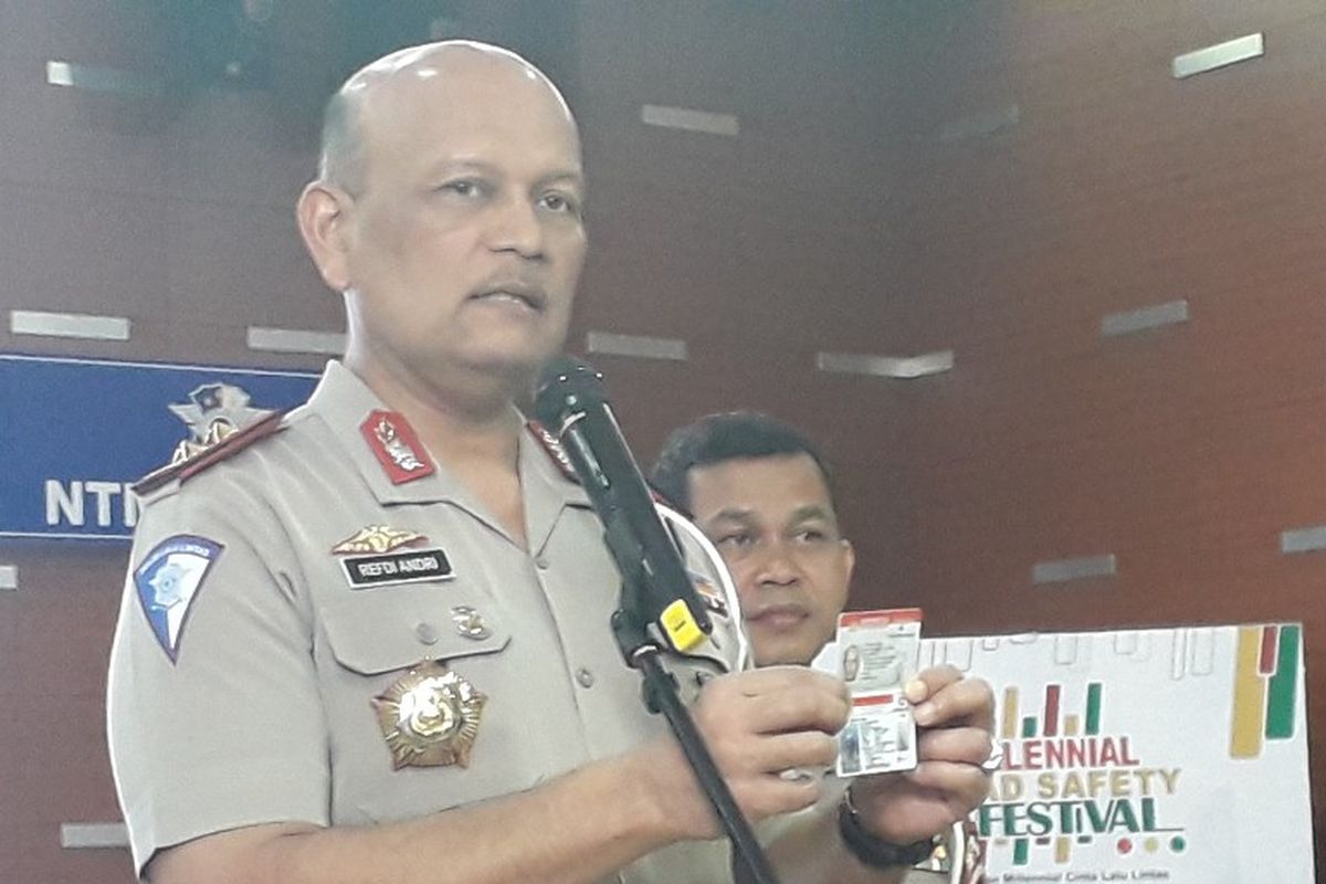 Kepala Korps Lalu Lintas Irjen Refdi Hardi menunjukkan kartu SIM pintar di Gedung NTMC Polri, Jumat (30/8/2019).