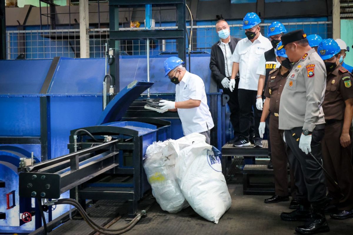 Sebanyak 5.853 koli ballpress atau seberat 112,95 ton impor pakaian, sepatu, dan tas bekas ilegal dengan nilai sebesar Rp17,4 miliar dimusnahkan di Batam. Barang-barang ilegal tersebut merupakan hasil pemberantasan produk pakaian, sepatu, dan tas ilegal yang masuk melalui Batam dari kolaborasi berbagai pihak.