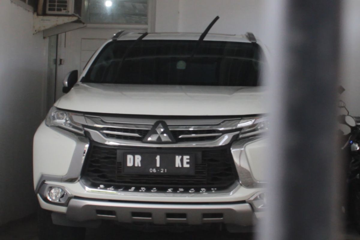 Mataram, Kompas Com -Sebuah mobil berwarna putih dengan plat no cantik DR 1 KE terparkir di garasi rumah dinas Kepala Kantor  Imigrasi Mataram, Kurniadie yang disegel KPK, Selasa dini hari (28/5/2019). Selain mobil  berplat nomer cantik terdapat sepeda motor dan mobil x-trail berwarna hitam