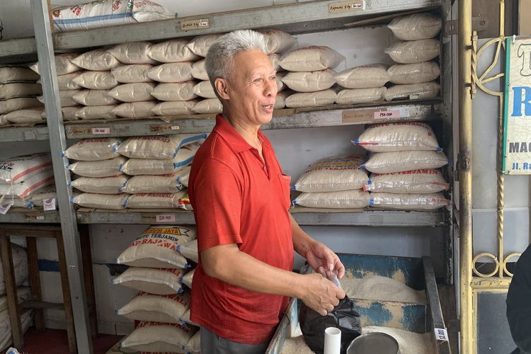 Ujang (62), salah satu pedagang beras di Kota Bekasi mengaku kerap kali menerima keluhan dari pembeli, terutama ibu-ibu, di tengah harga beras yang terus meroket.