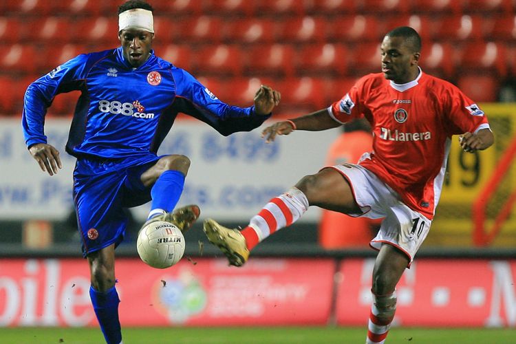 Ugo Ehiogu (kiri) saat bermain untuk Middlesbrough. Dia berduel dengan pemain Charlton, Darren Bent, pada pertandingan perempat final Piala FA di Stadion The Valley, 23 Maret 2006. Pertandingan berakhir imbang 0-0.