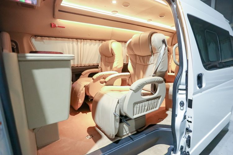 Modifikasi Interior Toyota Hiace Ala Mobil Mewah Sultan Halaman All Kompas Com