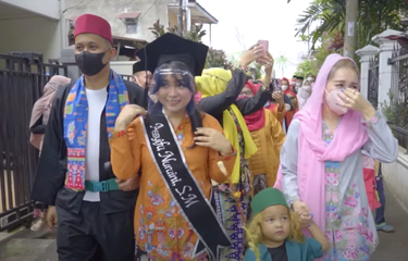 Keseruan Adik Ayu Ting Ting Diarak Keliling Kampung Pakai Tanjidor ...