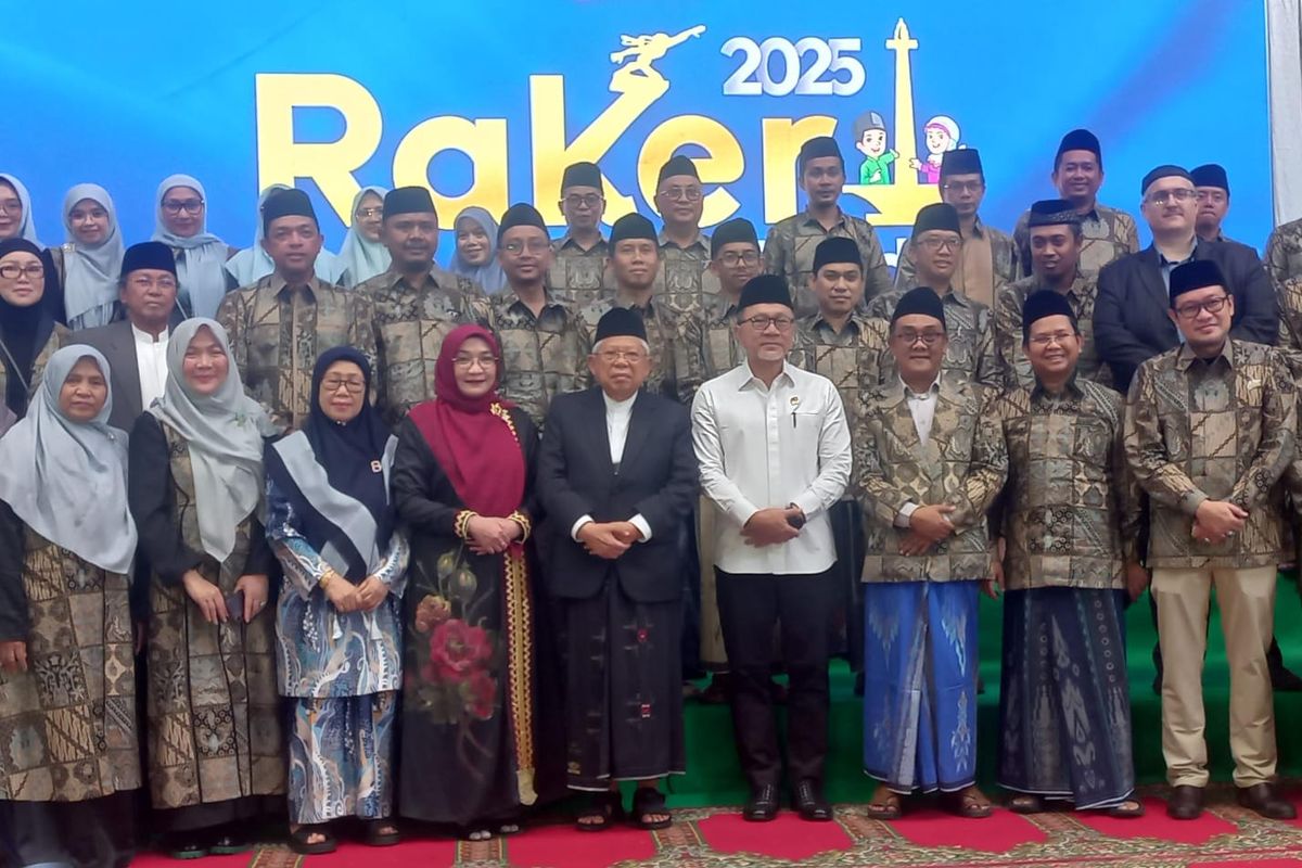 Wakil Presiden ke-13 RI KH Ma?ruf Amin dan Menko Pangan Zulkifli Hasan menghadiri Rapat Kerja I Gernas Ayo Mondok di Pondok Pesantren Ash-Shiddiqiyah, Kedoya, Jakarta Barat, Kamis (17/9/2025).