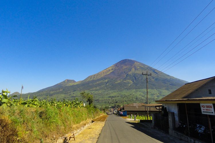 Suasana di Dusun Garung, Desa Butuh, Kecamatan Kalikajar, Wonosobo, Jawa Tengah, menampilkan keindahan panorama Gunung Sindoro.