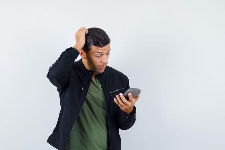 Ilustrasi masyarakat menggunakan layanan pinjaman daring. 