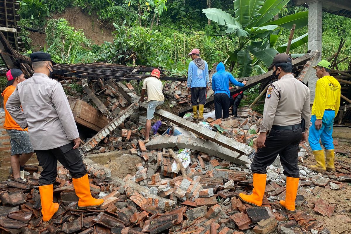 ROBOH-Inilah rumah warga Desa Tumpakpelem, Kecamatan Sawoo, Kabupaten Ponorogo yang roboh tertimpa tanah longsor.