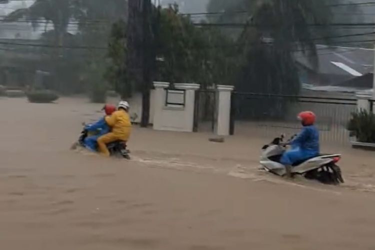 Jalan Singsingamangaraja di kasawasan passo, yang merupakan jalan utama penghubung Kecamatan baguala dengan Kota Ambon terendam banjir, Jumat (8/7/2022)