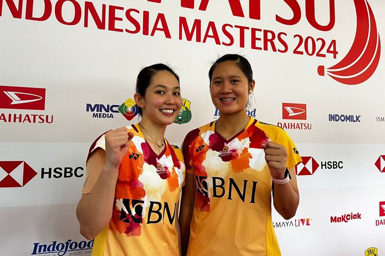 Ganda putri Indonesia, Lanny Tria Mayasari/Ribka Sugiarto, seusai bertanding pada semifinal Piala Asia 2023 di Istora Senayan, Jakarta, Sabtu (27/1/2024). Lanny/Ribka kalah 14-21, 11-21 dari Liu Sheng Shu/Tan Ning (China). 