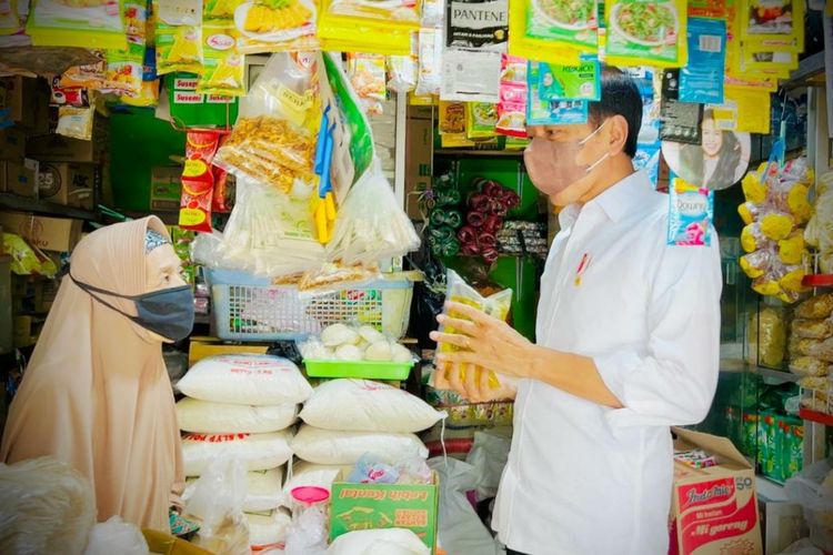 Presiden Joko Widodo saat mengecek langsung ketersediaan minyak goreng di sejumlah lokasi pasar dan toko swalayan di Yogyakarta, Minggu (13/3/2022)..