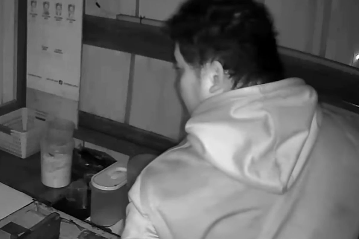 Aksi pelaku mencuri mesin cup sealer dan uang tunai di Cinere, Depok, Senin (22/4/2024).