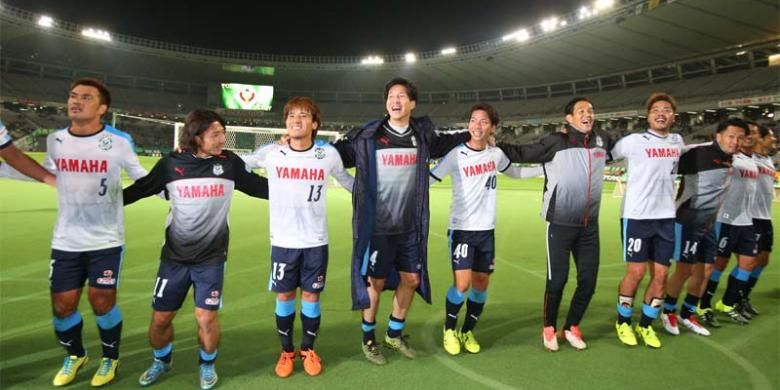 Para pemain Jubilo Iwata melakukan selebrasi setelah menang 3-0 atas tuan rumah Tokyo Verdy pada laga J2 League di Stadion Ajinomoto, Tokyo, Minggu (1/11/2015).