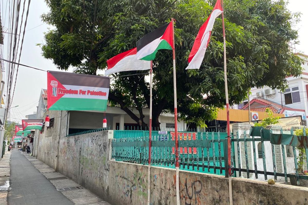 Bendera Palestina dipasang di gang kawasan Palmerah, Jakarta Barat, Rabu (8/11/2023). 