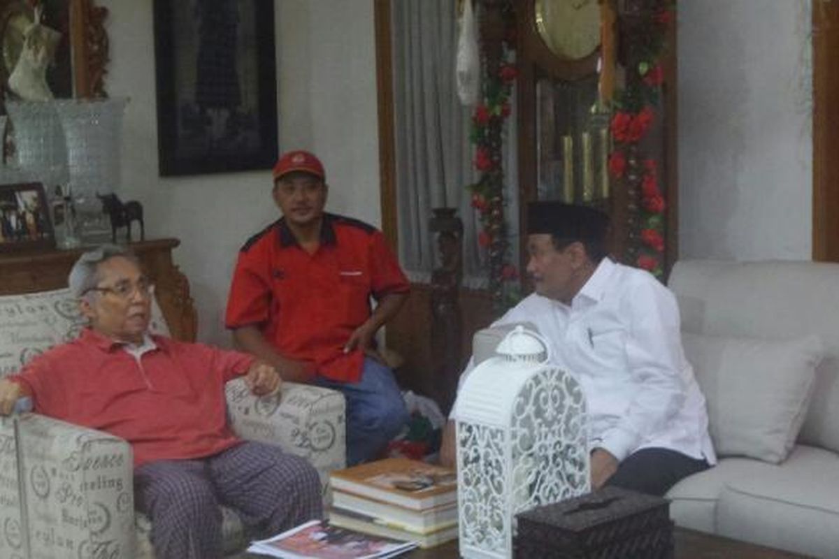 Cawagub DKI Djarot Saiful Hidayat berkunjung ke rumah tokoh senior PDI-P Sabam Sirait di Bintaro, Sabtu (28/1/2017). 