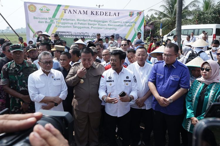 Menteri Perdagangan Zulkifli Hasan melakukan Gerakan Tanam Kedelai di Pekon Banjar Masin Kecamatan Bulok Kabupaten Tanggamus, Lampung, Jumat (2/6/ 2023).