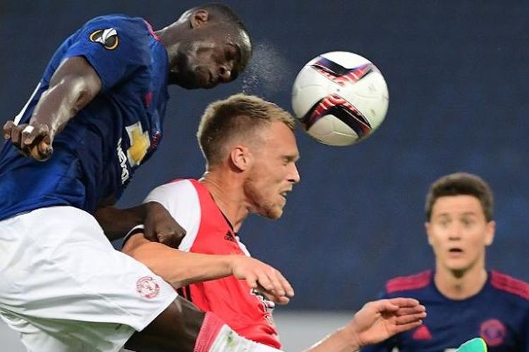 Bek Manchester United, Eric Bailly (kiri), berduel dengan gelandang Feyenoord, Nicolai Jorgensen (kedua dari kiri), dalam laga penyisihan grup Liga Europa di Stadion Feyenoord, Kamis (15/9/2016) waktu setempat.