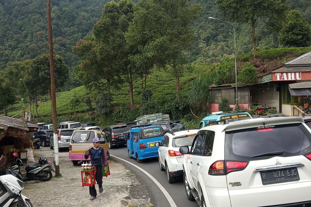 Penampakan arus lalu lintas di Puncak Pass Bogor sampai Masjid Atta'Awun mengalami kemacetan sekitsr pukul 13.42 WIB, Minggu (21/6/2020)