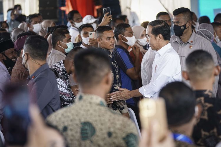 Presiden Joko Widodo menyalami warga penerima Kredit Usaha Rakyat (KUR) pada acara Penyerahan KUR 2023 dan Peluncuran Kartu Tani Digital untuk Pupuk Bersubsidi di Lhokseumawe, Aceh, Jumat (10/2/2023). Dalam kesempatan tersebut Presiden meluncurkan secara simbolis Kartu Tani Digital untuk penyaluran pupuk bersubsidi kepada 439.109 petani penerima program dan juga penyaluran KUR BSI 2023 senilai Rp 3 Triliun di Provinsi Aceh.