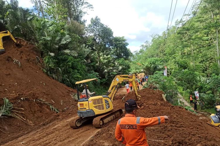 Tim membersihkan material longsor yang menutup ruas jalan provinsi di Desa Slatri, Kecamatan Karangkobar, Kabupaten Banjarnegara, Jawa Tengah, Senin (5/2/2024).